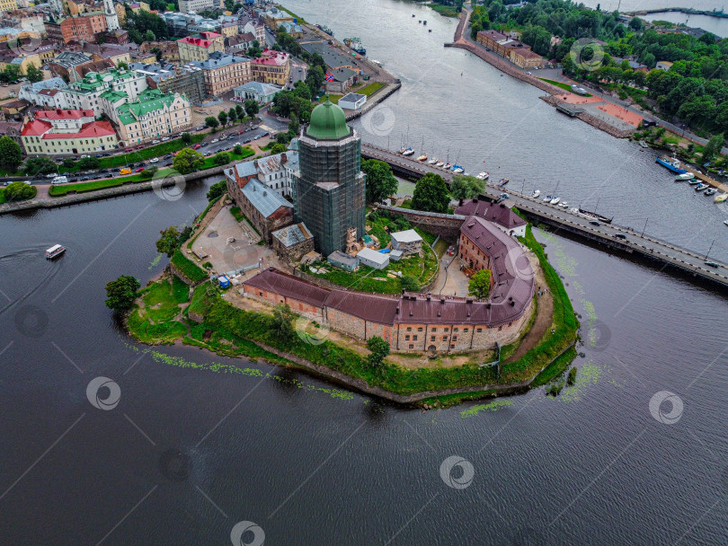 Скачать Выборгский замок в лесах, вид сверху. фотосток Ozero