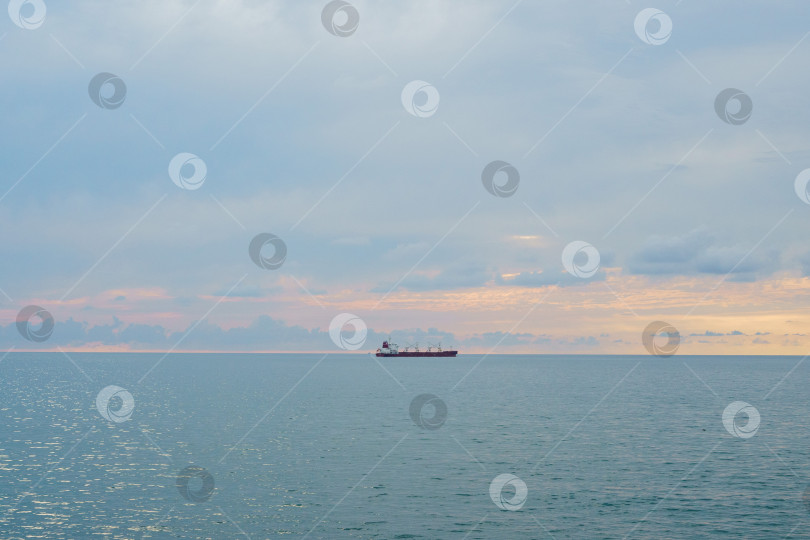 Скачать Корабль плывет по Черному морю на закате фотосток Ozero