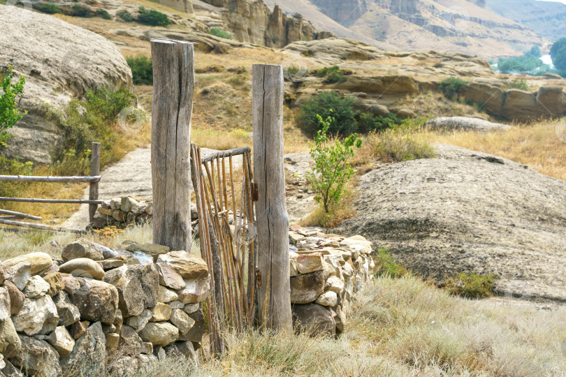 Скачать Забор из камня и деревянного забора фотосток Ozero