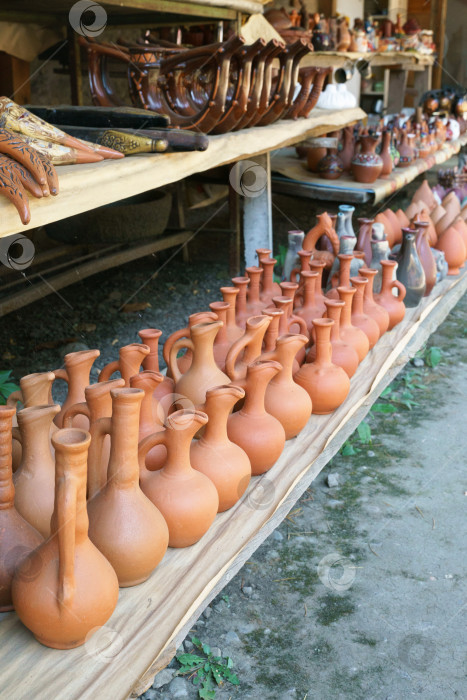 Скачать Уличный рынок в Джорджии, где продаются глиняные горшки и другая керамика фотосток Ozero