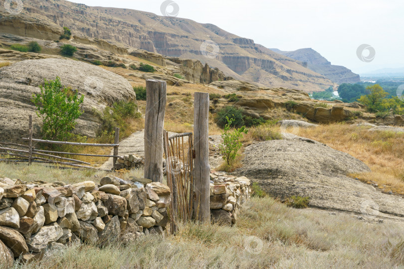 Скачать Забор из камня и деревянного забора фотосток Ozero