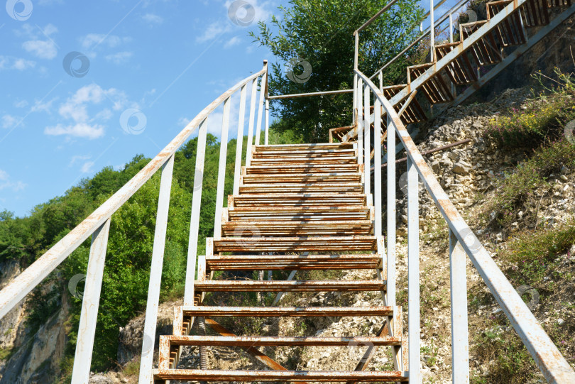 Скачать Железная лестница, ведущая на смотровую площадку в горах в ясный солнечный день фотосток Ozero