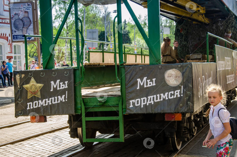 Скачать Ульяновск, Россия - 09 мая 2019 года: Ульяновск, Россия - 09 мая 2019 года: Празднование годовщины победы во Второй мировой войне. Музыкальный ретро-трамвай на городской улице. фотосток Ozero