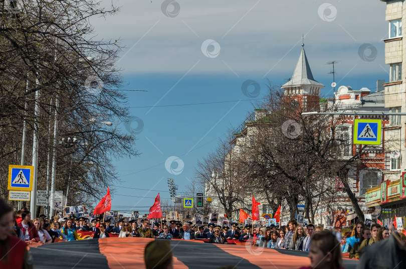 Скачать УЛЬЯНОВСК, РОССИЯ - 9 мая 2018 года: Шествие людей с флагами и фотографиями своих родственников в составе "Бессмертного полка" в ежегодный День Победы фотосток Ozero