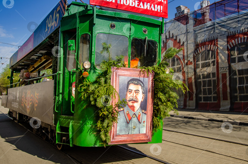 Скачать Ульяновск, Россия - 09 мая 2019 года: Празднование годовщины победы во Второй мировой войне. Музыкальный ретро-трамвай с портретом Сталина едет по улицам города фотосток Ozero