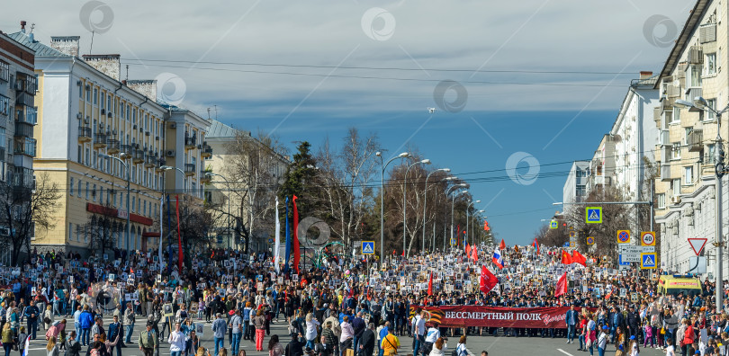 Скачать УЛЬЯНОВСК, РОССИЯ - 9 мая 2018 года: Шествие людей с флагами и фотографиями своих родственников в составе "Бессмертного полка" в ежегодный День Победы фотосток Ozero