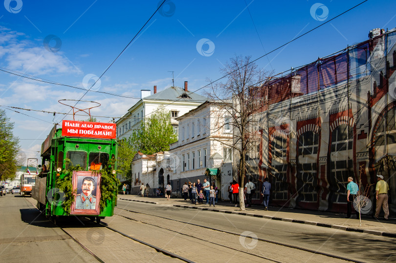 Скачать Ульяновск, Россия - 09 мая 2019 года: Празднование годовщины победы во Второй мировой войне. Музыкальный ретро-трамвай с портретом Сталина едет по улицам города фотосток Ozero