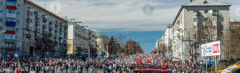 Скачать УЛЬЯНОВСК, РОССИЯ - 9 мая 2018 года: Шествие людей с флагами и фотографиями своих родственников в составе "Бессмертного полка" в ежегодный День Победы фотосток Ozero