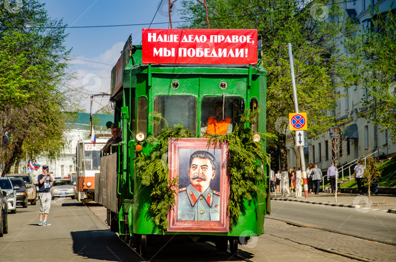 Скачать Ульяновск, Россия - 09 мая 2019 года: Празднование годовщины победы во Второй мировой войне. Музыкальный ретро-трамвай с портретом Сталина едет по улицам города фотосток Ozero