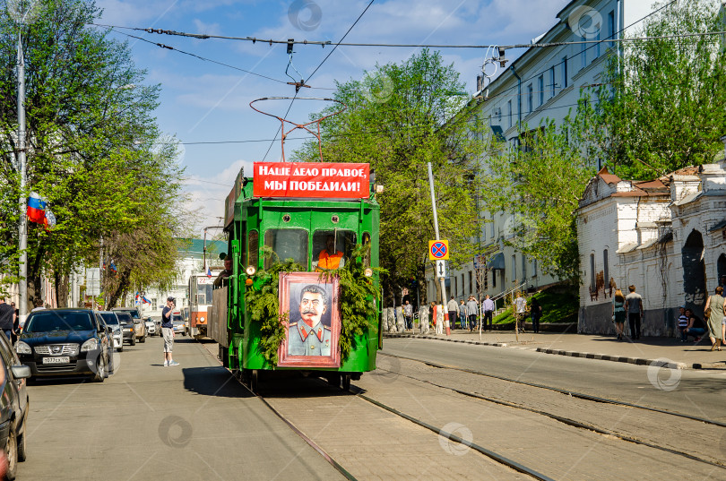 Скачать Ульяновск, Россия - 09 мая 2019 года: Празднование годовщины победы во Второй мировой войне. Музыкальный ретро-трамвай с портретом Сталина едет по улицам города фотосток Ozero