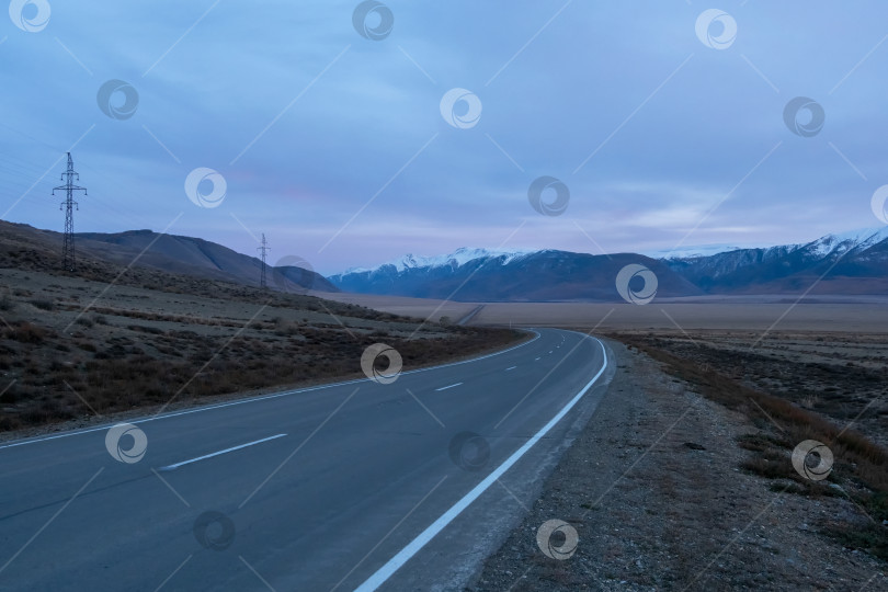 Скачать Пустая ночная дорога, шоссе в горной местности. фотосток Ozero