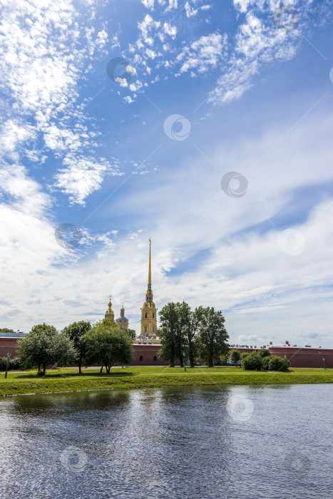 Скачать Россия, Санкт-Петербург, 3 июля 2020 года, Петропавловская крепость.. На фотографии изображена Петропавловская крепость на берегу Невы на фоне неба, вид со стрелки Васильевского острова фотосток Ozero