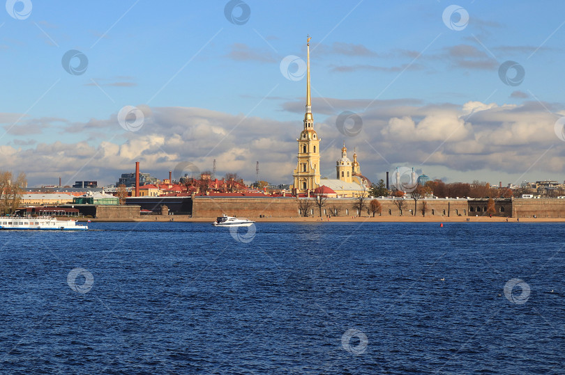 Скачать Санкт-Петербург,Россия, 8 июля 2020 года, Петропавловская крепость. На фото Петропавловская крепость и лодки с туристами, вид с Дворцовой набережной. фотосток Ozero