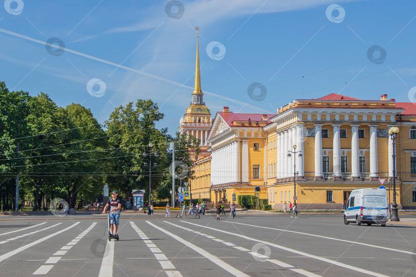 Скачать Россия, Санкт-Петербург, 19 июля 2020 года, Дворцовая площадь, на фото Главное Адмиралтейство, туристы прогуливаются по площади. фотосток Ozero