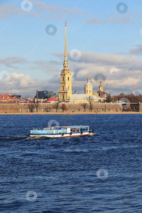 Скачать Россия, Петербург, 21 сентября 2018 года, Петропавловская крепость. На фото Петропавловская крепость и туристический катер, плывущий по реке Ной. Крепость была заложена 16 (27) мая 1703 года по совместному плану Петра I и французского инженера Ламберта: 6 бастионов, соединенных куртинами, 2 равелина, Кронверк (первоначально дерево-земляной, в 1730-1740-х и 1780-х годах облицованный камнем). фотосток Ozero