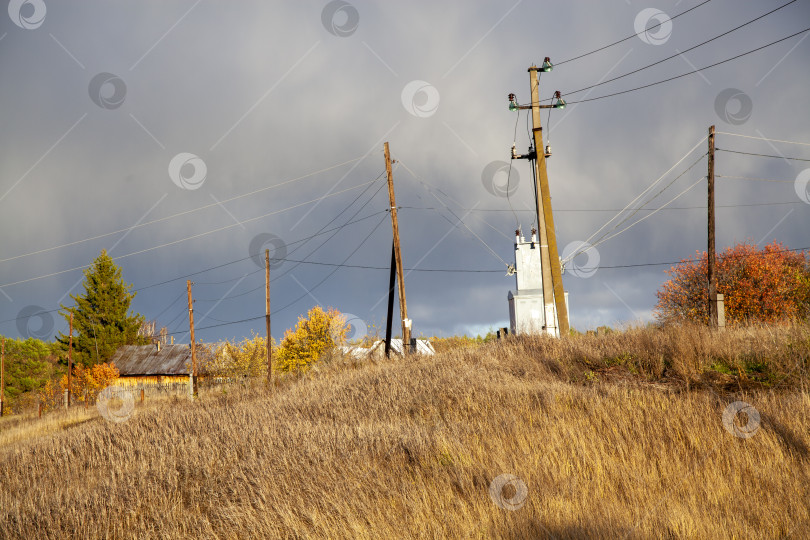 Скачать пейзаж с электрическими столбами фотосток Ozero