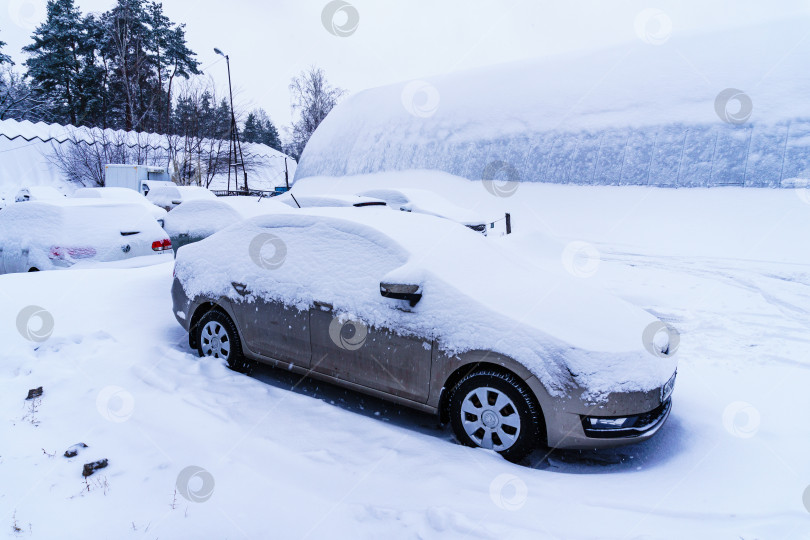 Скачать Заснеженные автомобили на автостоянке фотосток Ozero