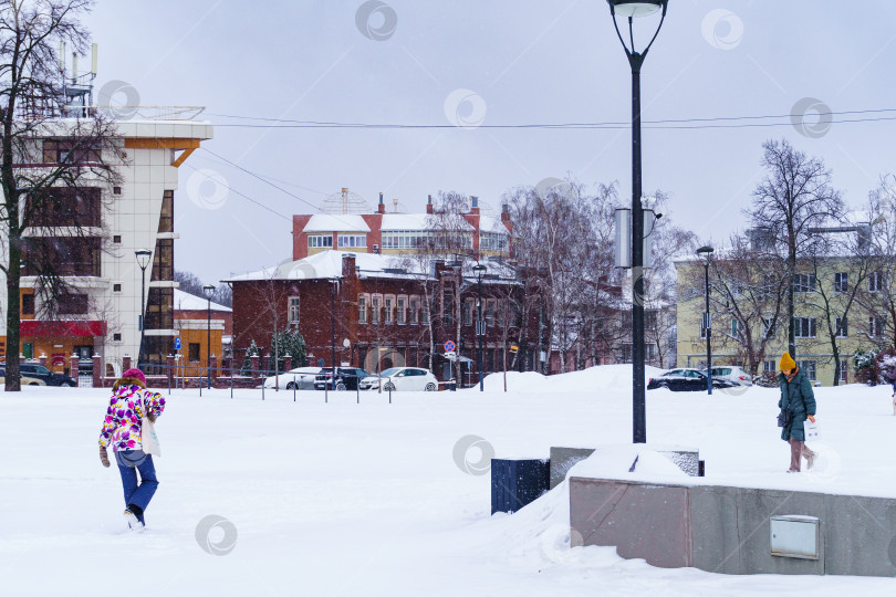 Скачать Городской пейзаж. Прохожие в снегопад. Воронеж, Советская площадь фотосток Ozero