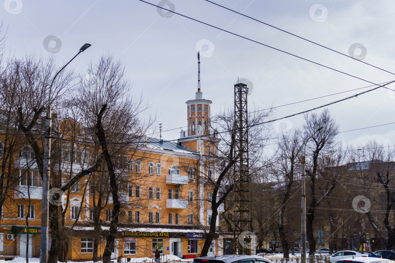 Скачать Городской пейзаж. Здание с башенкой и шпилем. Воронеж фотосток Ozero