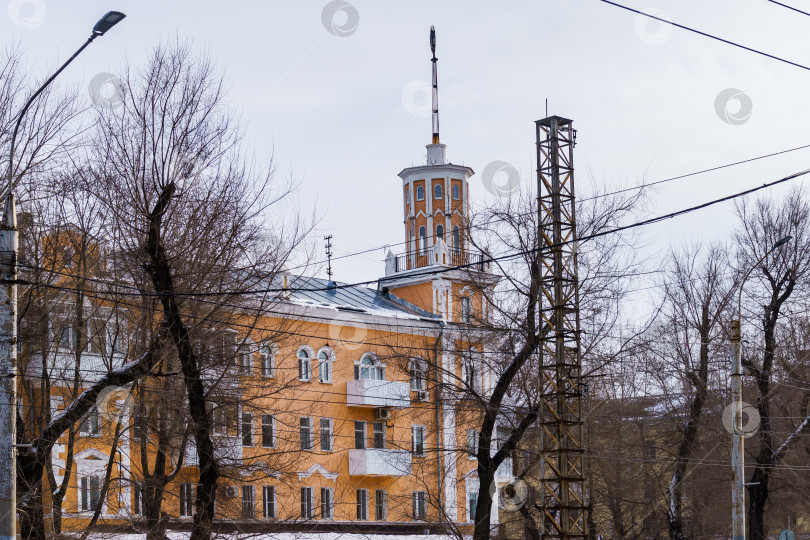 Скачать Городской пейзаж. Здание с башенкой и шпилем. Воронеж фотосток Ozero