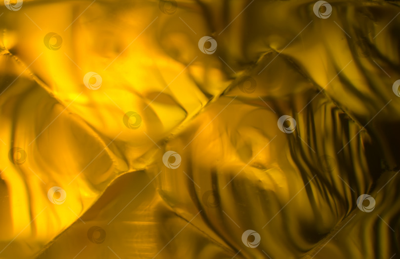 Бежево-коричневый абстрактный фон. Элемент пластиковой бутылки с янтарной  жидкостью в солнечный день - Ozero - российский фотосток