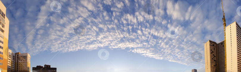 Скачать Небо с кучевыми облаками высоко над панорамой города. фотосток Ozero