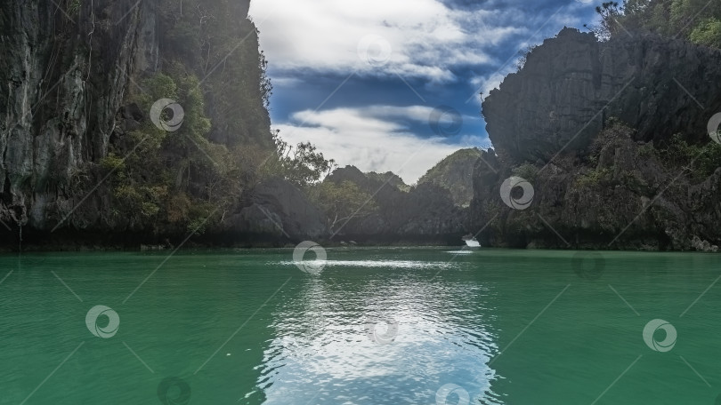 Скачать Изумрудная лагуна окружена отвесными карстовыми скалами. фотосток Ozero