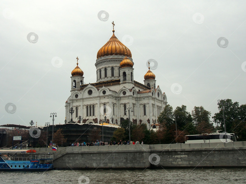 Скачать Храм Христа Спасителя в Москве. Вид со стороны Москва реки. фотосток Ozero