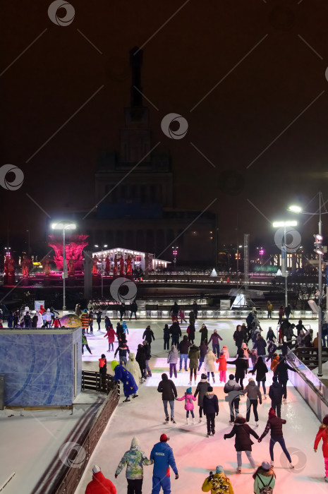 Скачать Москва, Россия - 01.05.2018: Каток на ВДНХ фотосток Ozero