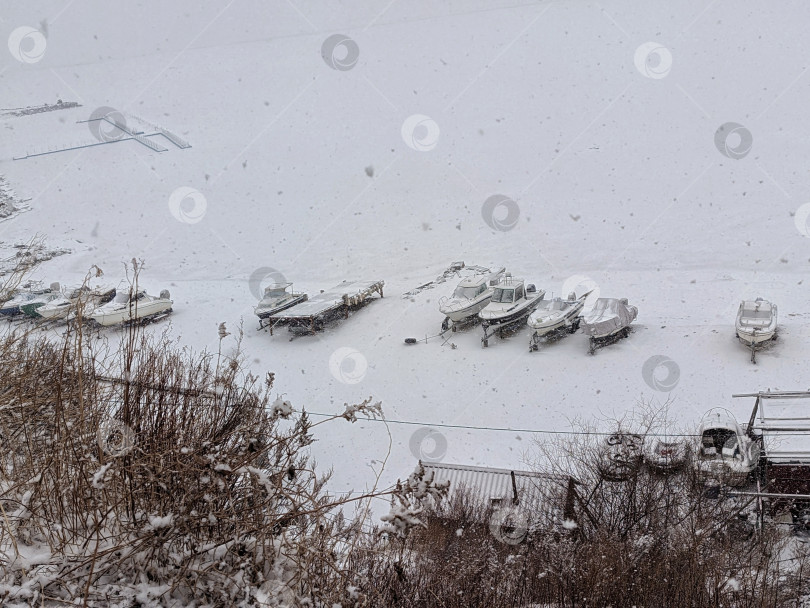 Скачать Лодки на пирсе зимой фотосток Ozero