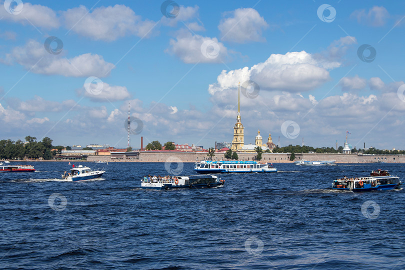 Скачать Санкт-Петербург,Россия, 8 июля 2020 года, Петропавловская крепость. На фото Петропавловская крепость и лодки с туристами, вид с Дворцовой набережной. фотосток Ozero