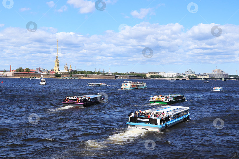 Скачать Россия, Петербург, 29 июня 2019 года. Стрелка Васильевского острова. На фотографии изображена Петропавловская крепость на берегу Невы на фоне неба фотосток Ozero