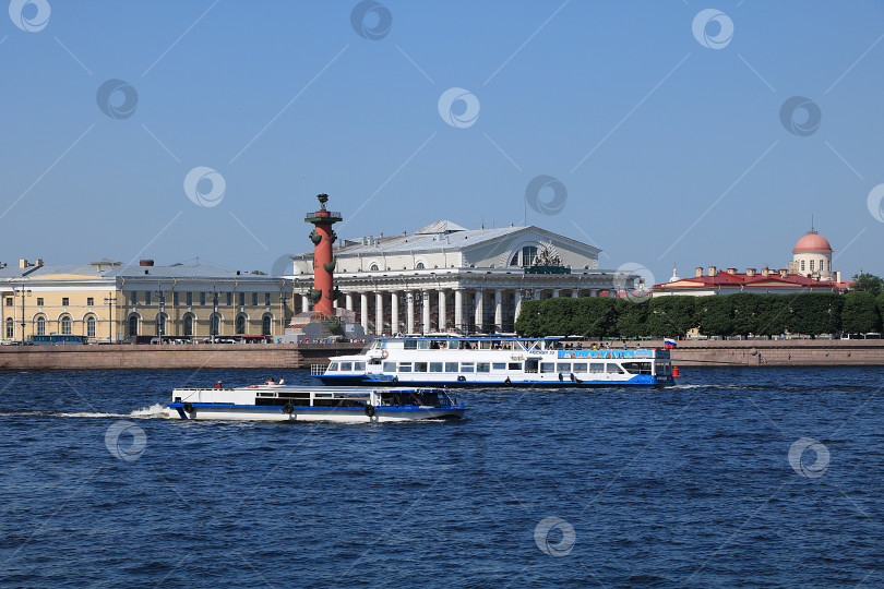 Скачать Россия, Петербург, 8 июня 2019 года. Стрелка Васильевского острова. На фото Ростральная колонна и здание Фондовой биржи на берегу Невы на фоне неба. фотосток Ozero