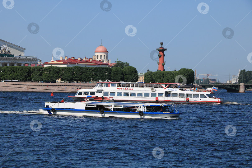 Скачать Россия, Петербург, 8 июня 2019 года. Стрелка Васильевского острова. На фото Ростральная колонна и здание Фондовой биржи на берегу Невы. фотосток Ozero