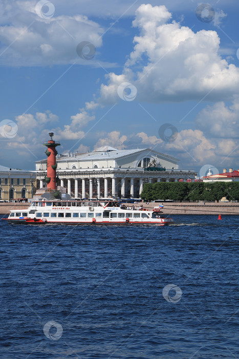 Скачать Россия, Петербург, 8 июня 2019 года. Стрелка Васильевского острова. На фото Ростральная колонна и здание Фондовой биржи фотосток Ozero