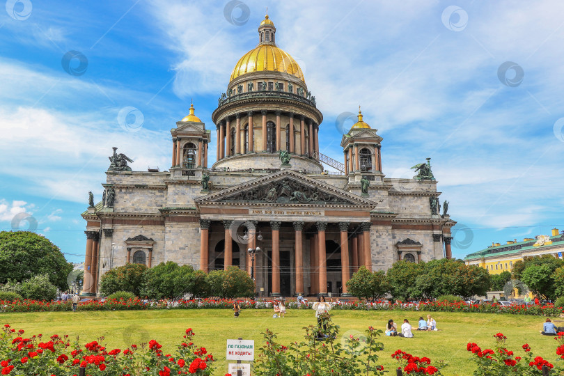 Скачать Россия, Санкт-Петербург, 3 июля 2020 года, Исаакиевский собор. На фотографии изображен Исаакиевский собор фотосток Ozero