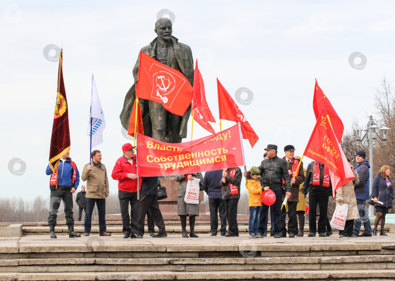 Скачать Люди с праздничными флагами у памятника Ленину. фотосток Ozero