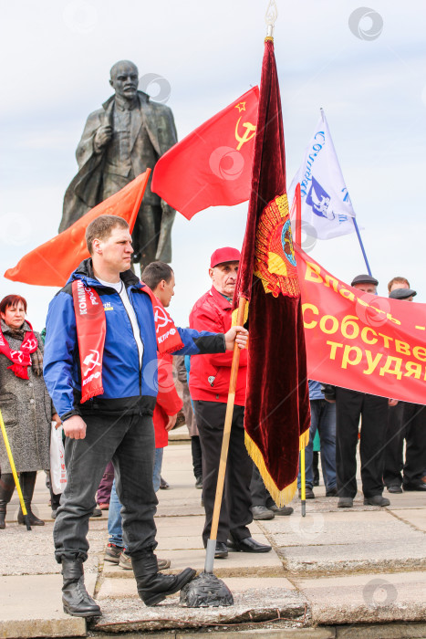 Скачать Протестующие с флагами. фотосток Ozero