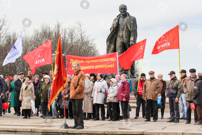 Скачать Митинг группы коммунистов у памятника Ленину. фотосток Ozero