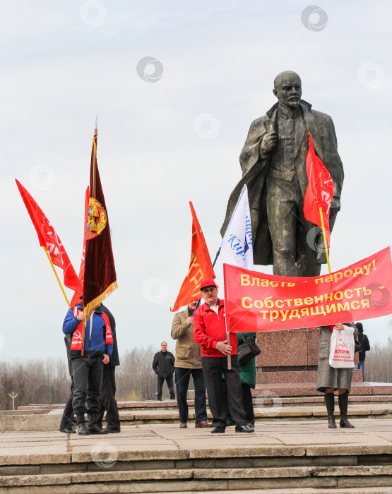 Скачать Люди у памятника Ленину. фотосток Ozero