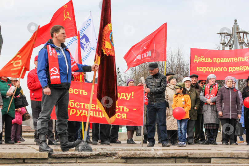 Скачать Люди с праздничными флагами и транспарантами. фотосток Ozero