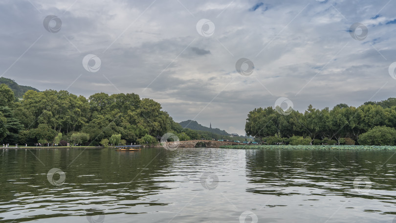 Скачать Красивое спокойное озеро. Блики, рябь на поверхности воды. фотосток Ozero