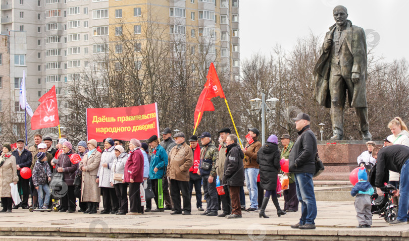 Скачать Группа людей у памятника Ленину. фотосток Ozero