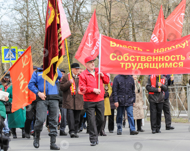 Скачать Люди с праздничными флагами и транспарантами. фотосток Ozero