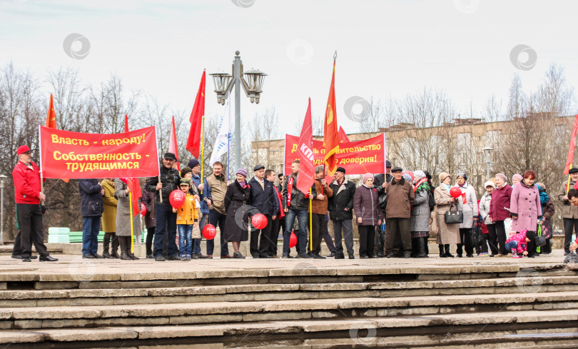 Скачать Группа людей с флагами на празднике. фотосток Ozero