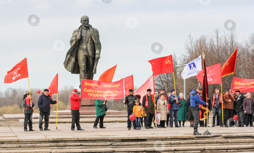Скачать Красные флаги возле памятника Ленину. фотосток Ozero