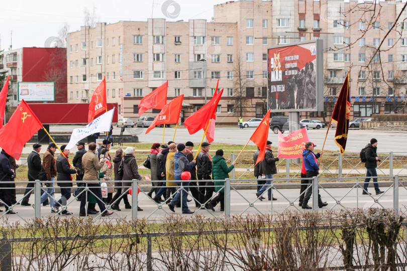 Скачать Праздничная первомайская демонстрация на улице. фотосток Ozero