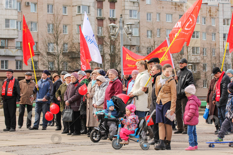 Скачать Взрослые и дети на праздничной встрече. фотосток Ozero