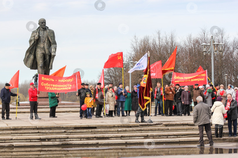 Скачать Праздничный митинг у памятника Ленину. фотосток Ozero