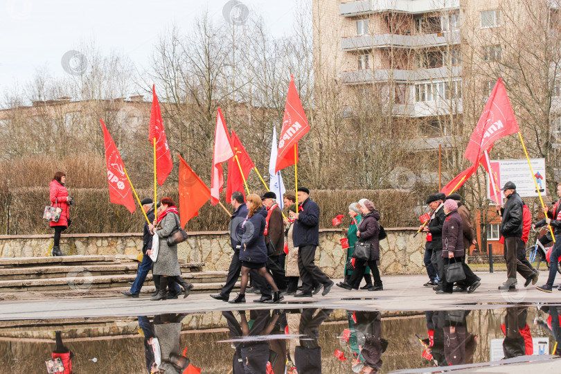 Скачать Группа людей с флагами собирается на митинг. фотосток Ozero